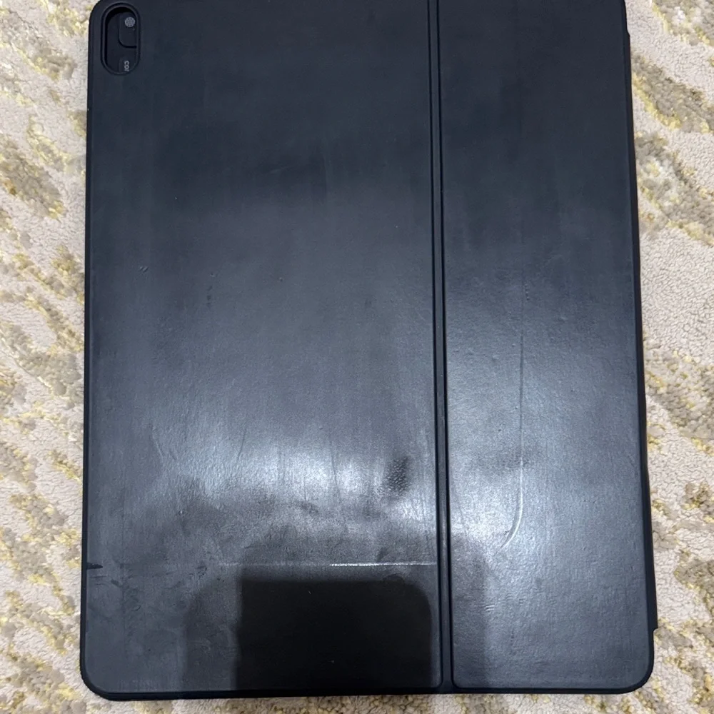 Apple 12.9 Pro IPad case with keyboard